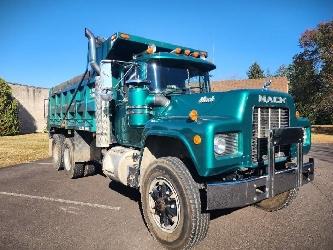 Mack 690S