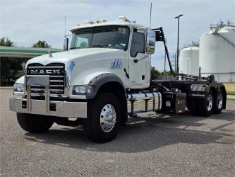 Mack GR64F