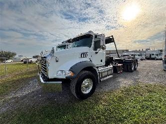 Mack GU813