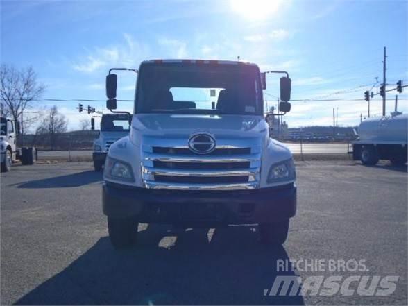 Hino 338 Camiones con chasís y cabina