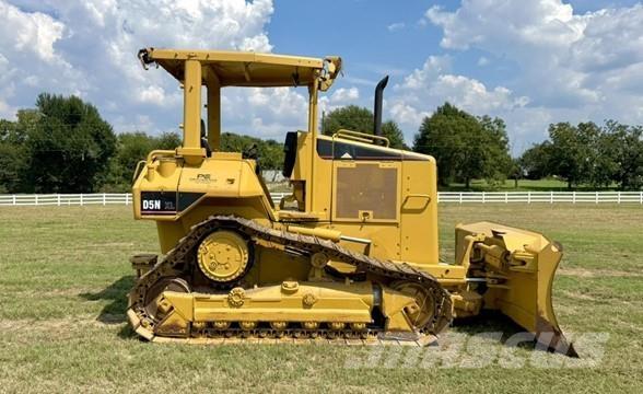 CAT D5N XL Buldozer sobre oruga