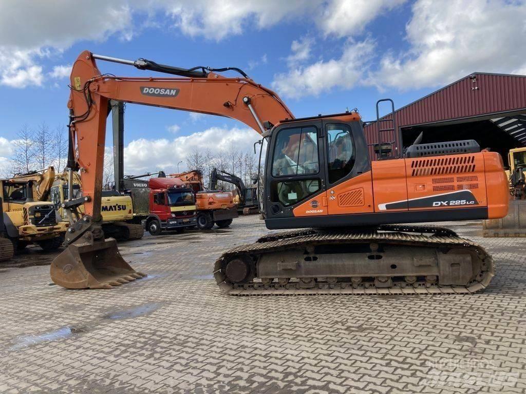 Doosan DX 225 Excavadoras sobre orugas