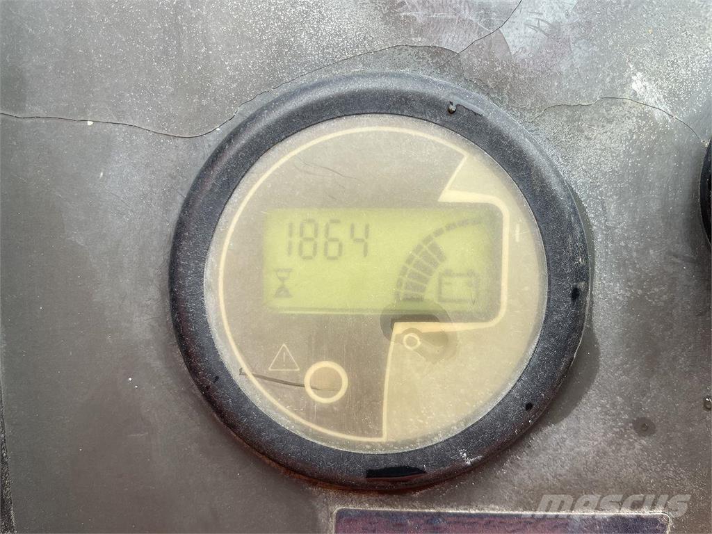 JLG 800AJ Plataformas con brazo de elevación manual