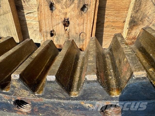 Komatsu PC 240 LC-8 Chasís