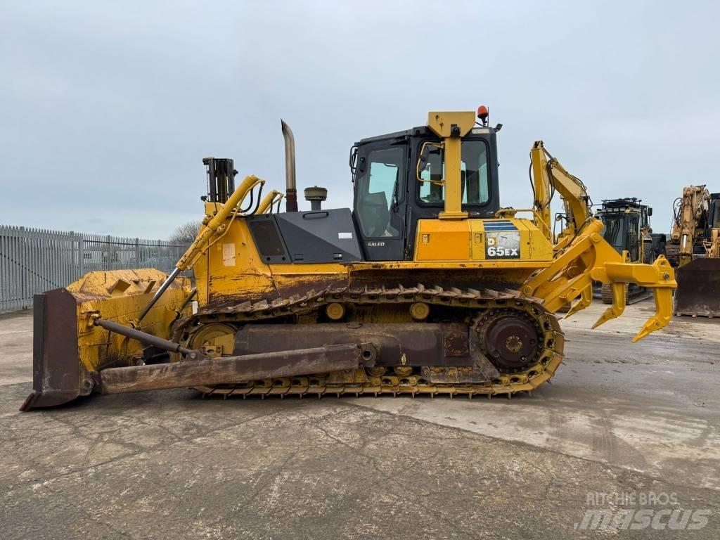 Komatsu D65EX-15 Buldozer sobre oruga