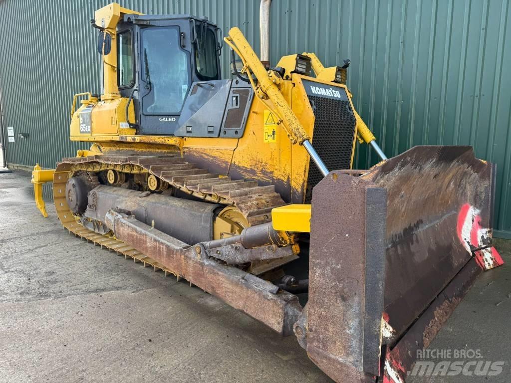 Komatsu D65EX-15 Buldozer sobre oruga