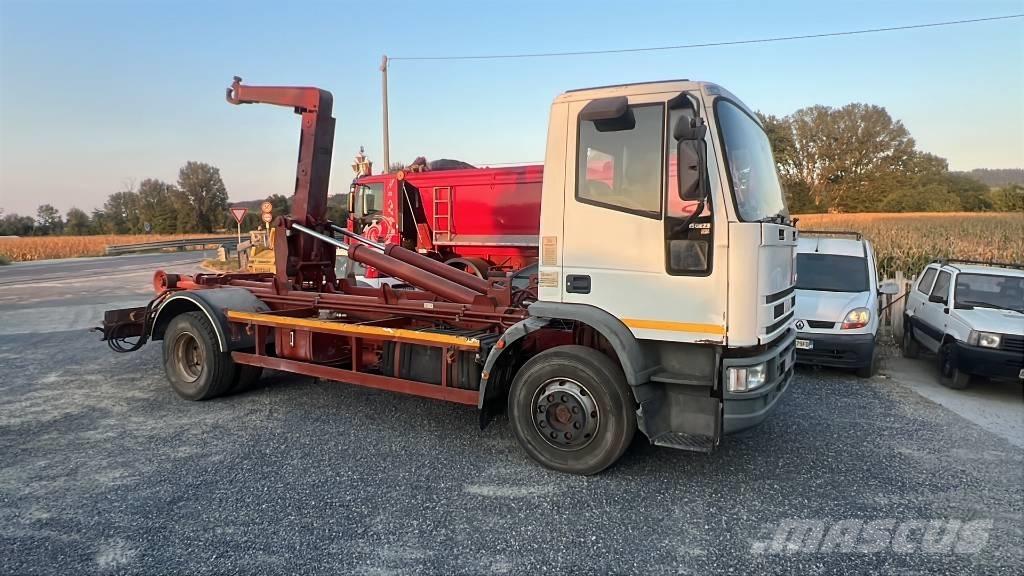 Iveco 150E 23 Camiones con caja de remolque