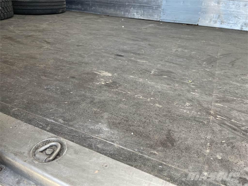 Volvo FL240 4x2 Camiones con caja de remolque