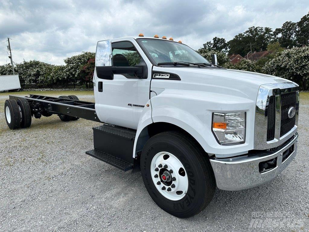 Ford F-750 Camiones con chasís y cabina