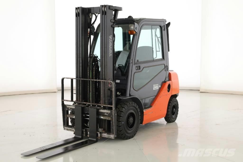 Toyota 02-8 FDF 25 Camiones diesel