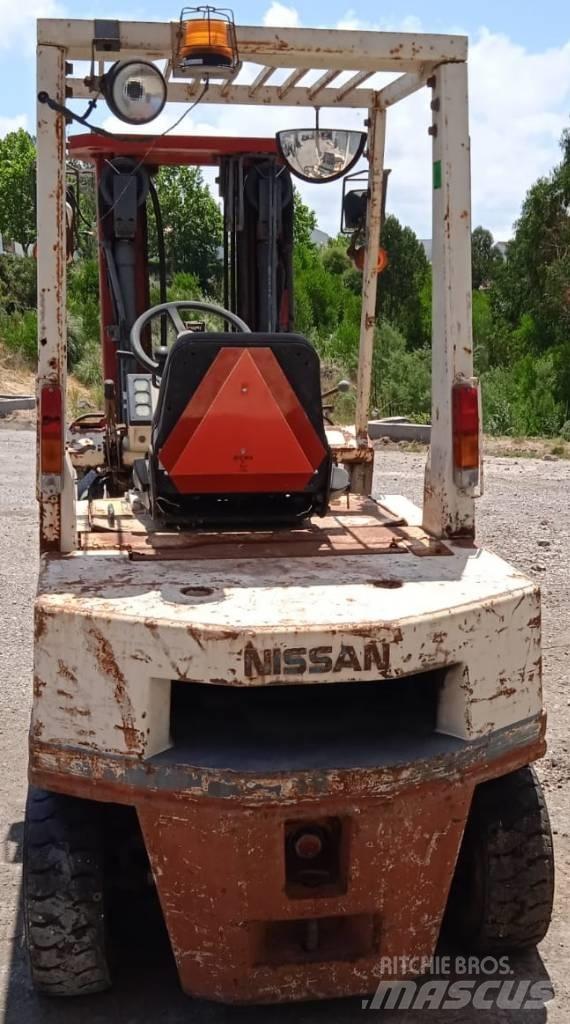 Nissan EH02A20U Camiones diesel