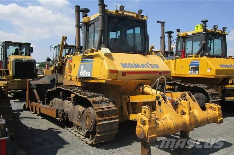 Komatsu D65 EX-16 Buldozer sobre oruga