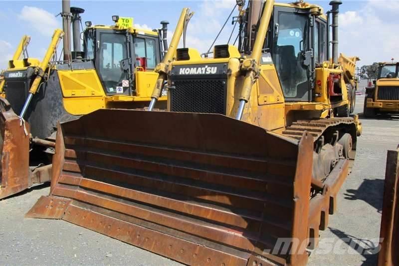 Komatsu D65 EX-16 Buldozer sobre oruga
