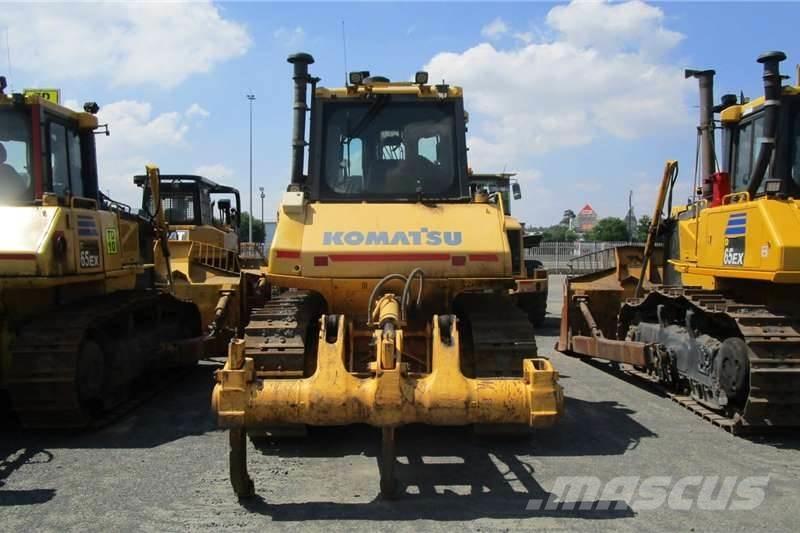 Komatsu D65 EX-16 Buldozer sobre oruga