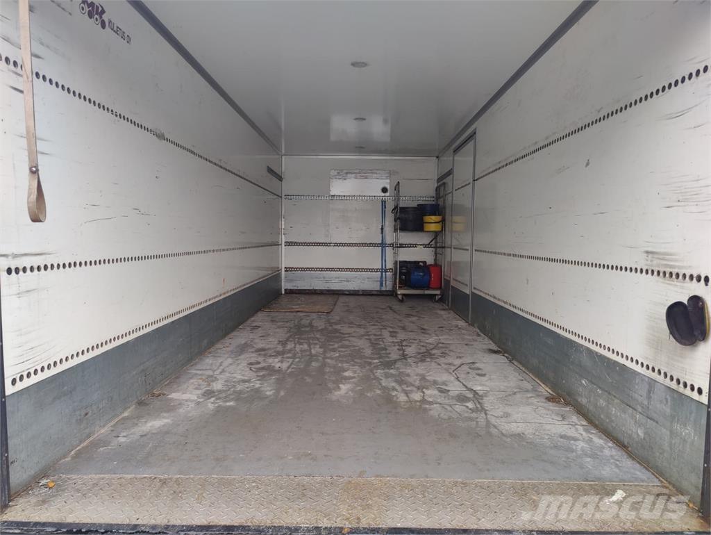 Volvo FL 250 Camiones con caja de remolque