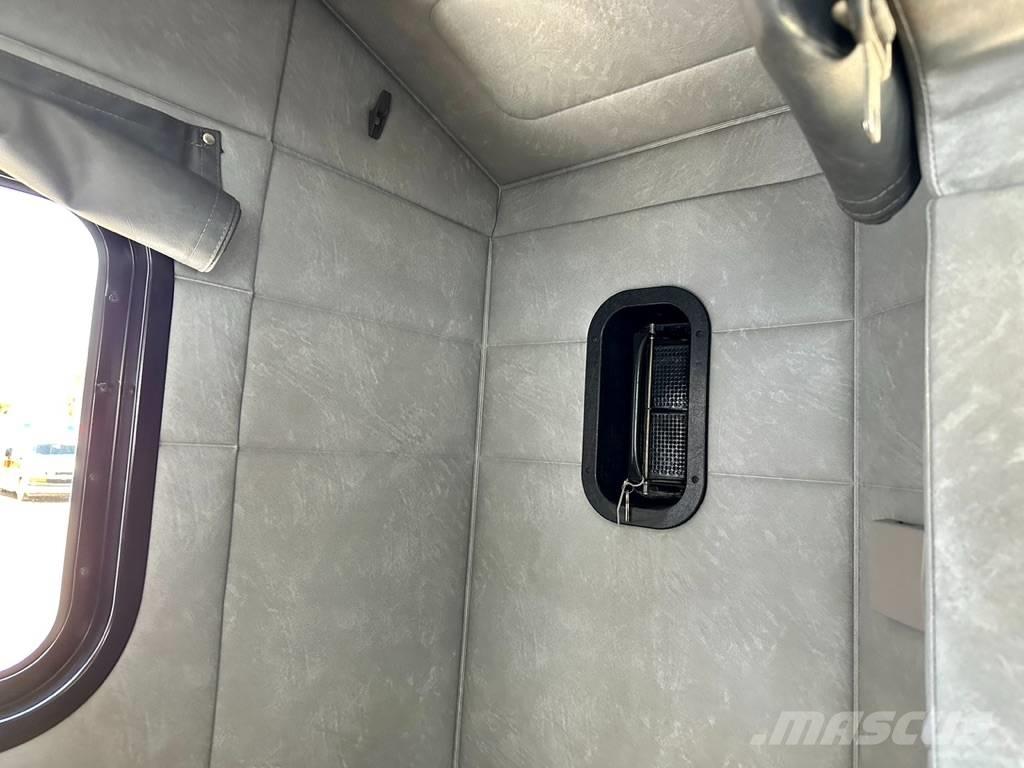 Mack Titan TD 713 Camiones con chasís y cabina