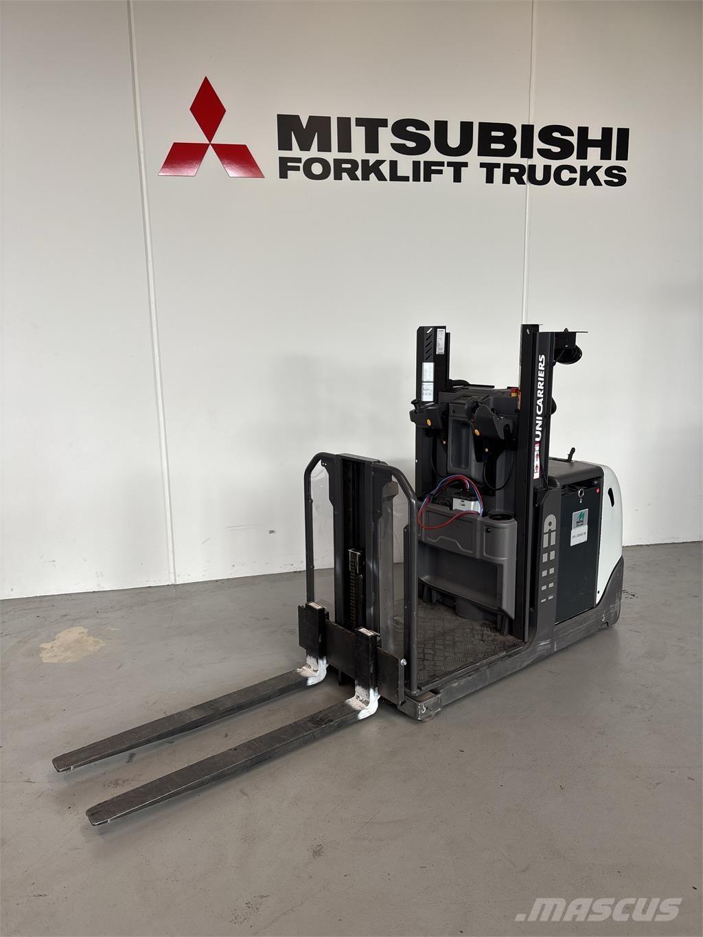 UniCarriers EPL100 Montacargas recogepedidos de baja altura