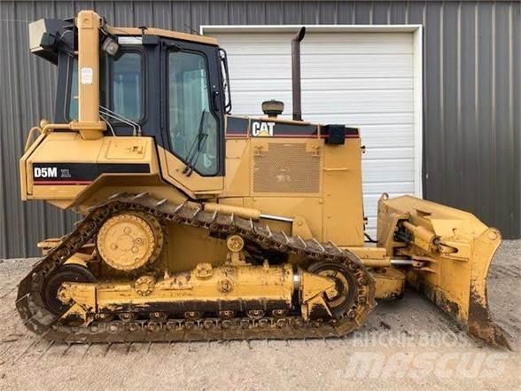 CAT D5M Buldozer sobre oruga