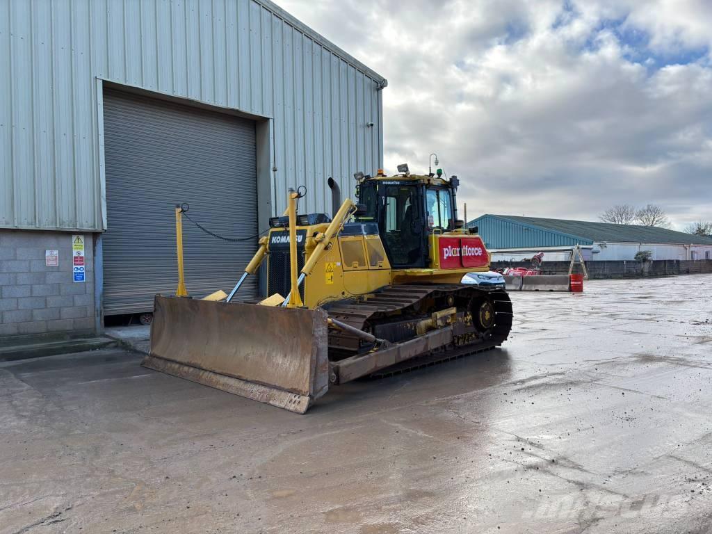 Komatsu D65PX-18E0 Buldozer sobre oruga