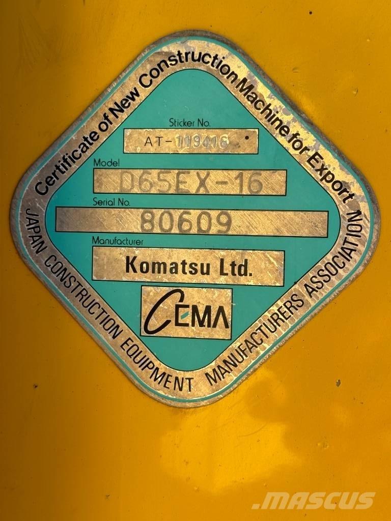 Komatsu D65EX-16 Buldozer sobre oruga