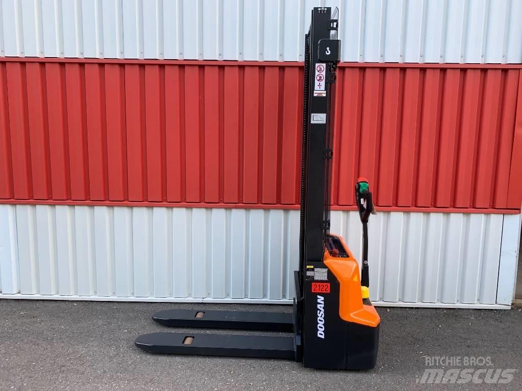 Doosan LSM12N Montacargas manual