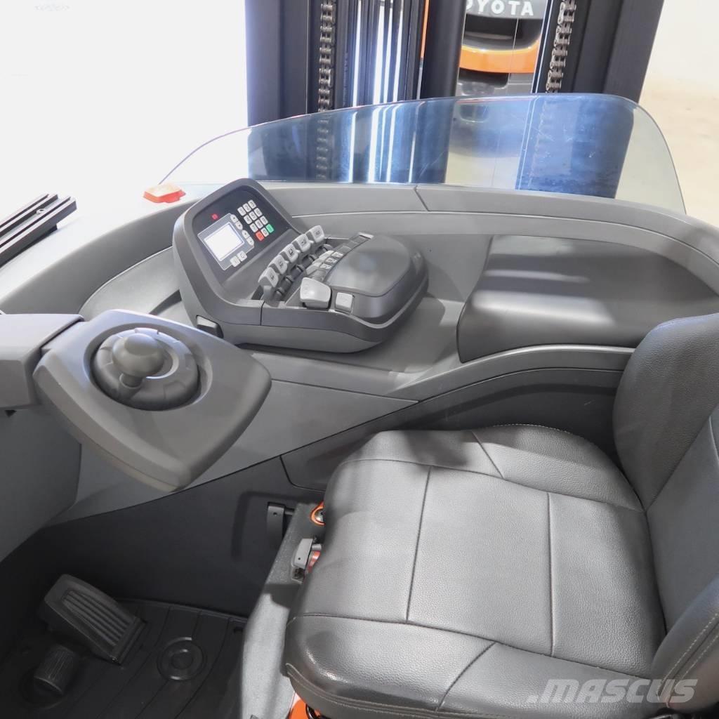 Toyota RRE200HC Montacargas de alcance de gran altura