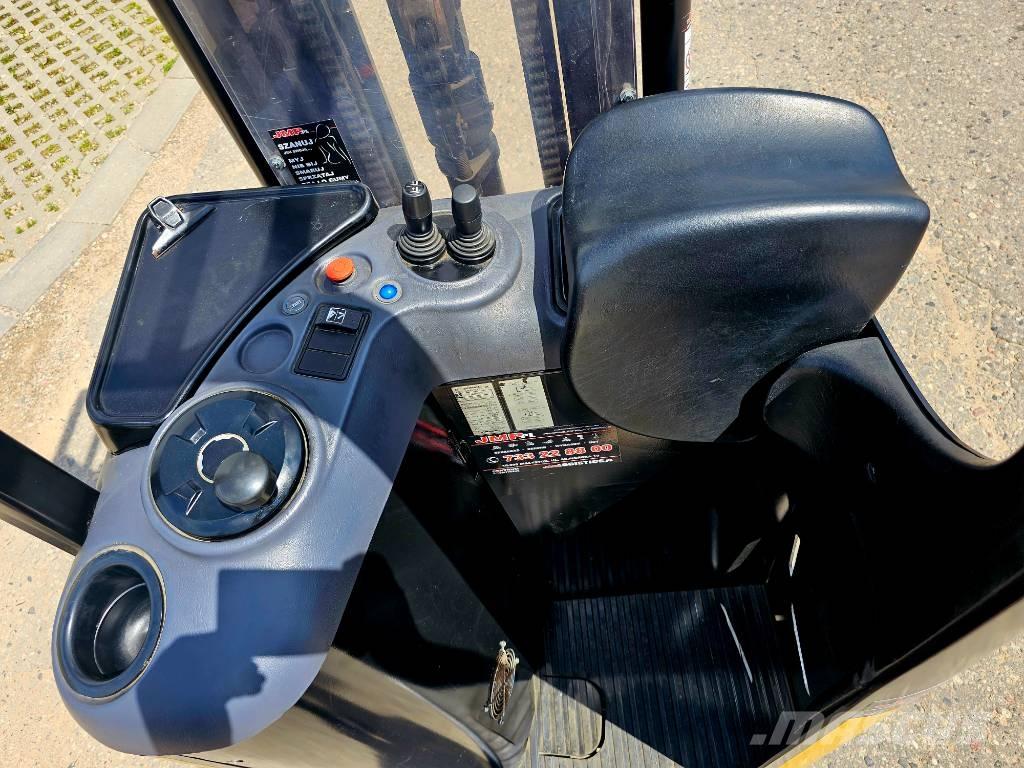 CAT NSR 16 N Montacargas para pasillo estrecho