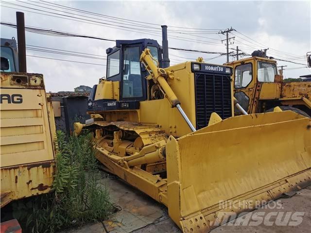 Komatsu D85-21 Buldozer sobre oruga