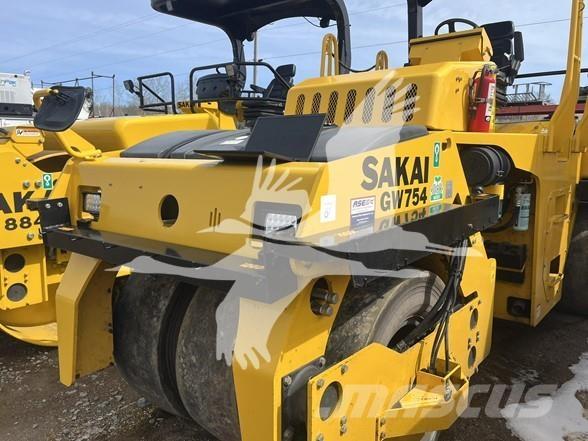 Sakai GW754 Rodillos sobre neumáticos