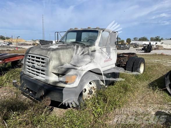 Ford F800 Camiones con chasís y cabina