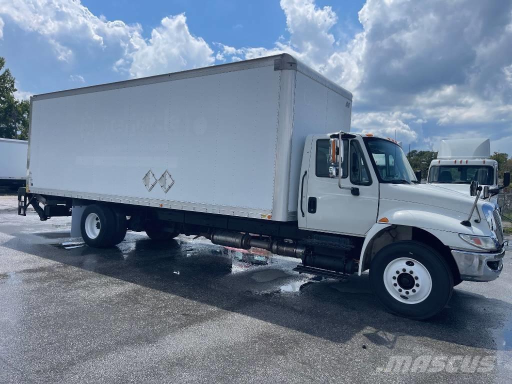 International 4300 Camiones con caja de remolque