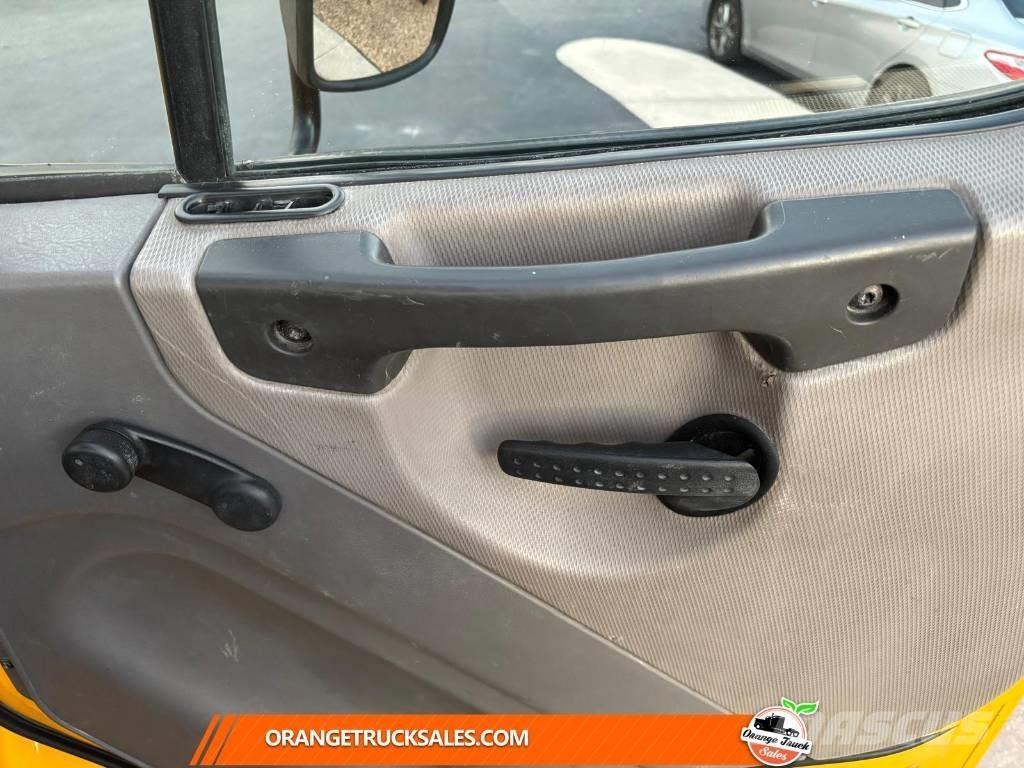 Freightliner M2 Camiones de cama baja