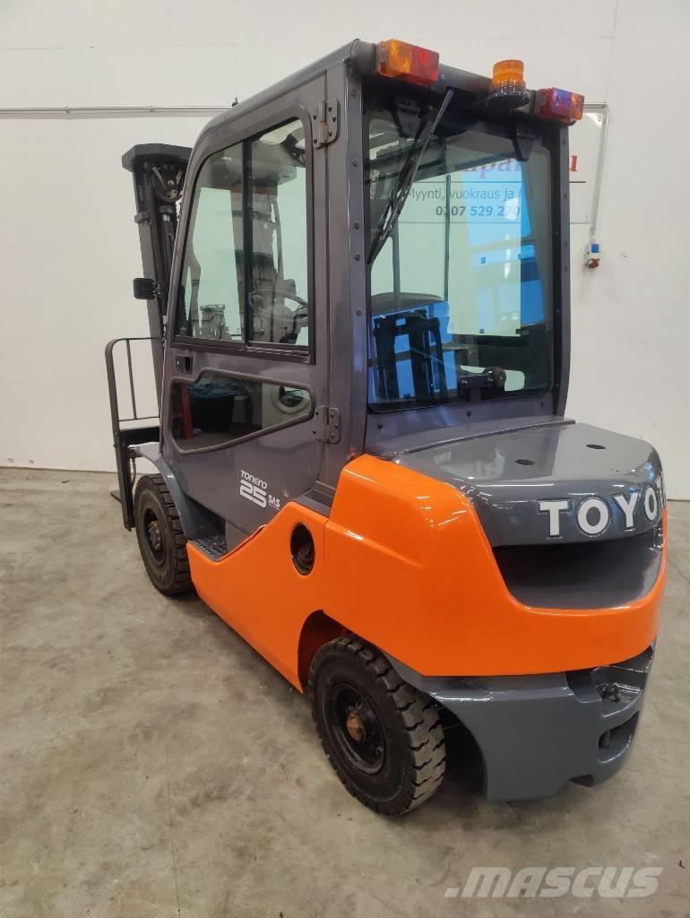 Toyota 02-8 FDF25 Camiones diesel