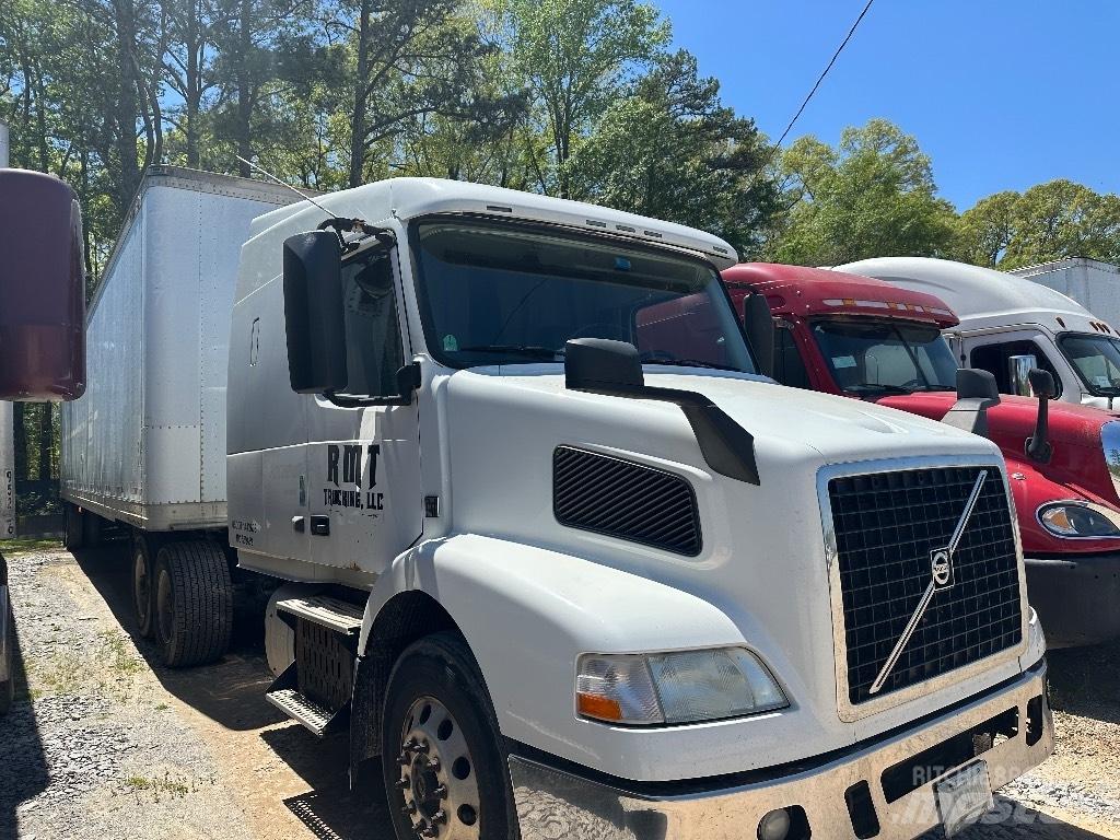 Volvo D11 Camiones con caja de remolque