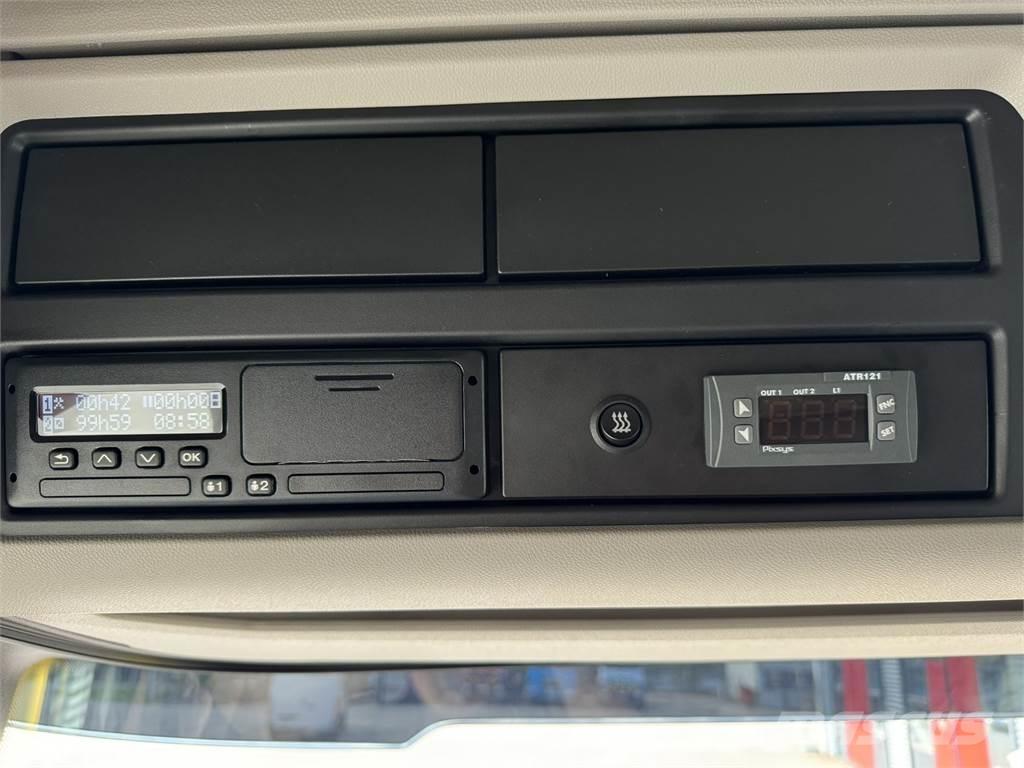 Scania P320 4x2 Camiones con caja de remolque