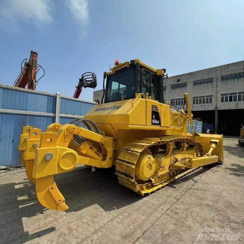 Komatsu D65EX Buldozer sobre oruga