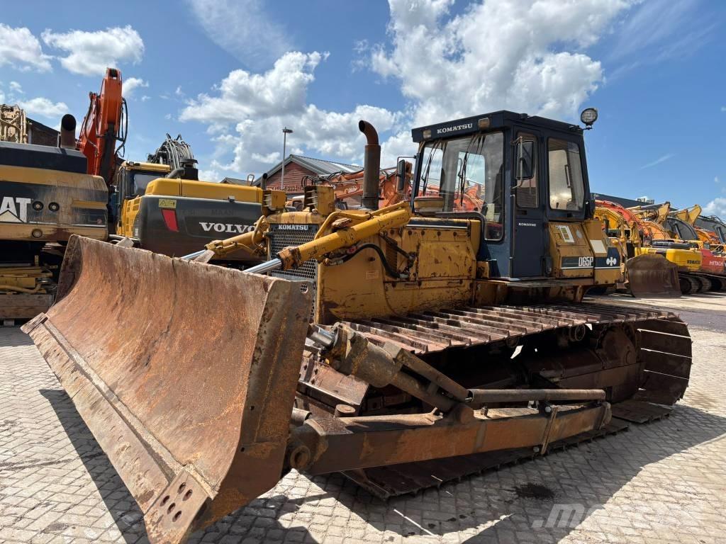 Komatsu D65PX-8 Buldozer sobre oruga