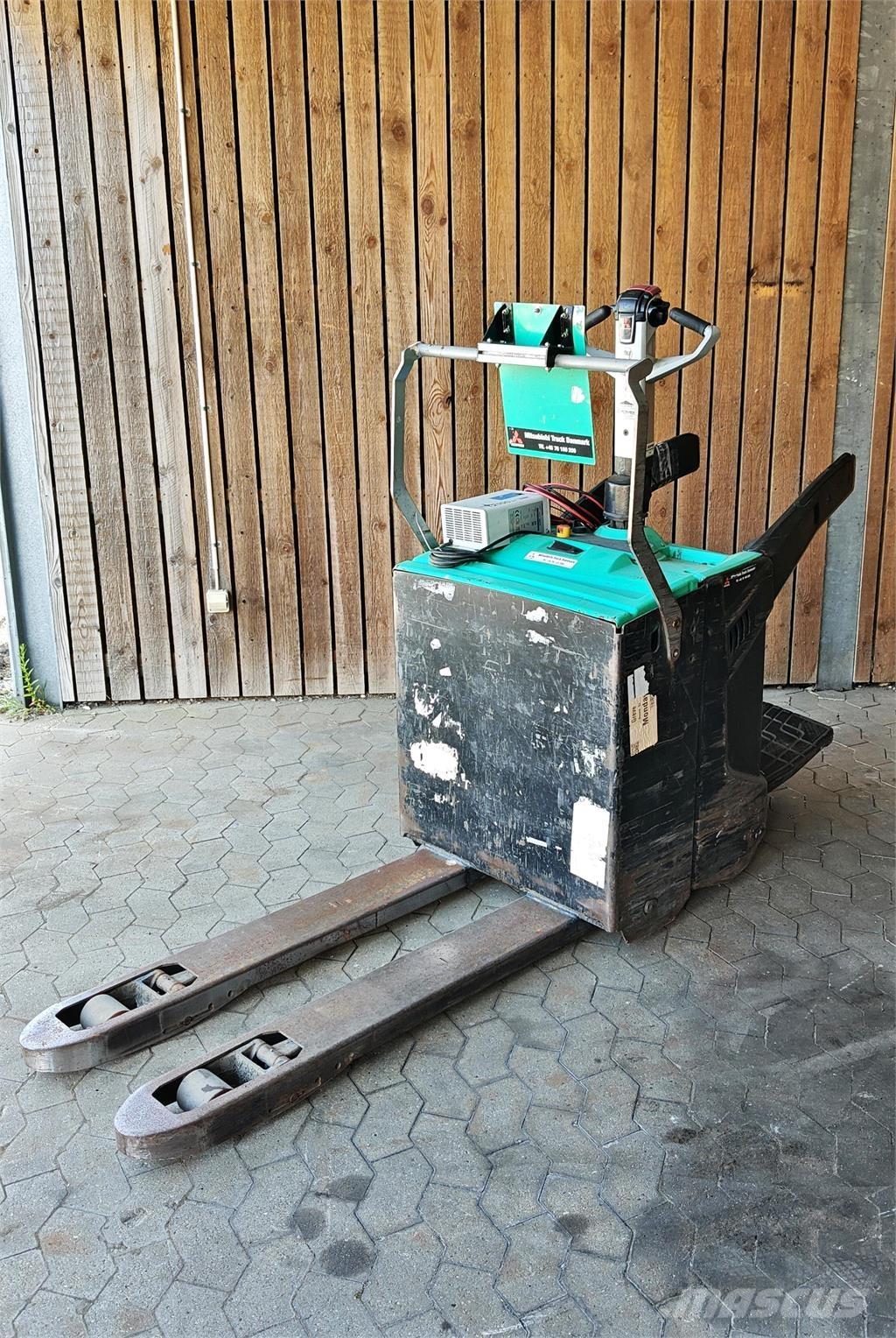 Mitsubishi PBV20N2 Camión con plataforma