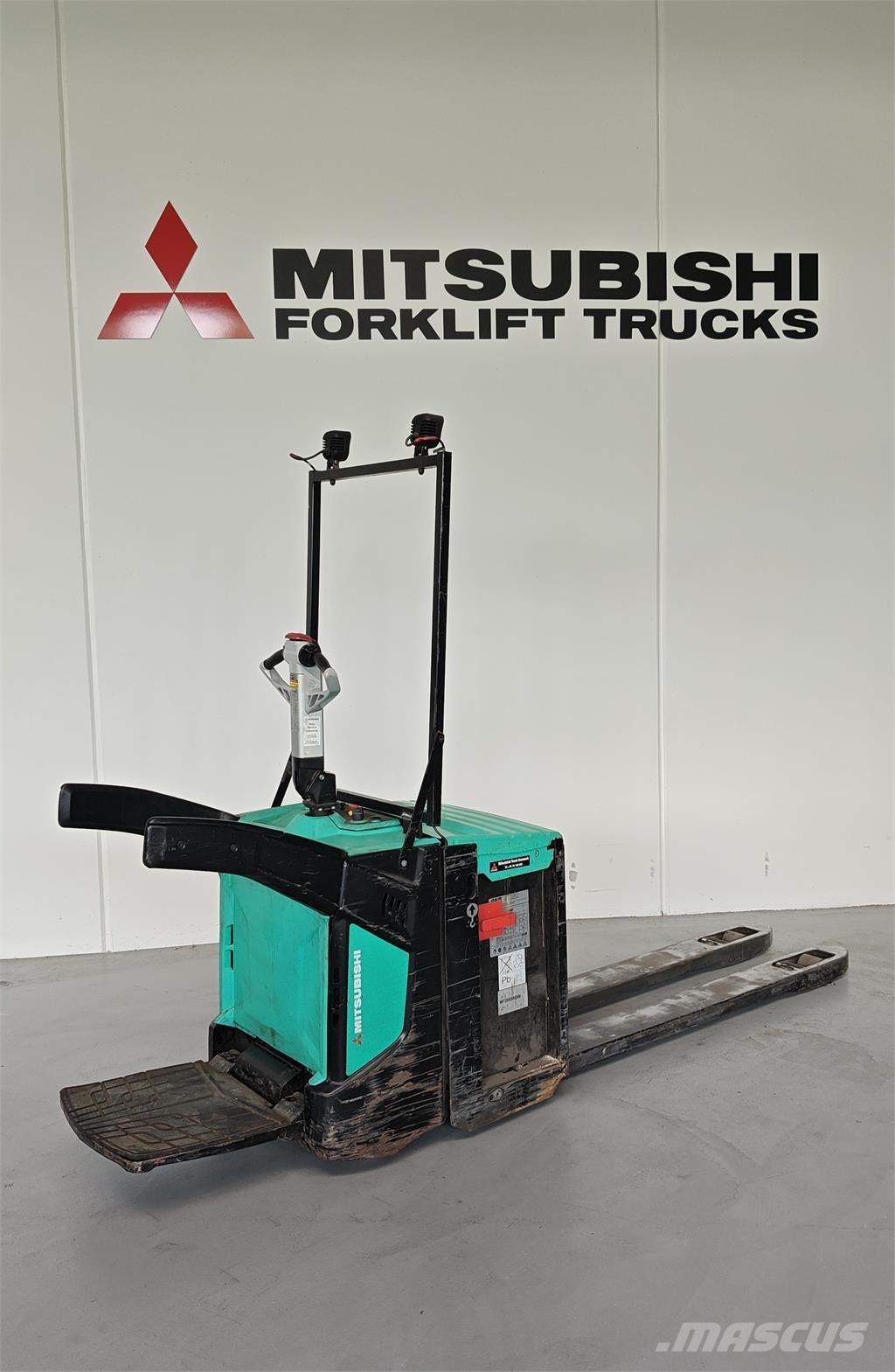 Mitsubishi PBV20N2 Camión con plataforma