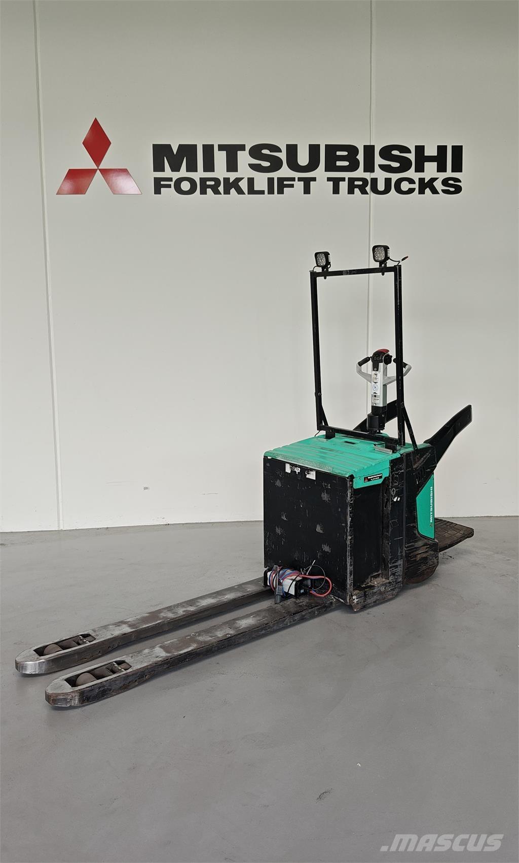 Mitsubishi PBV20N2 Camión con plataforma