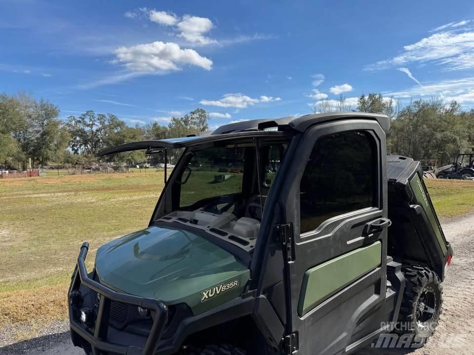 John Deere XUV835R Maquinarias para servicios públicos