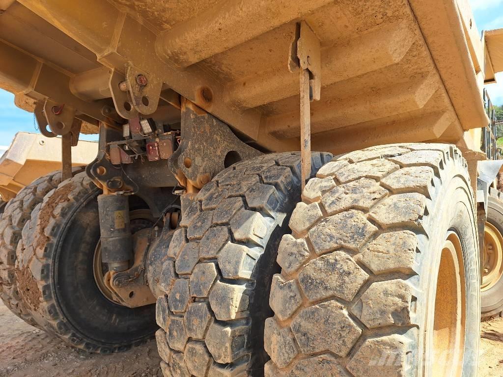 Komatsu HD605-7EO Camiones de volteo rigidos