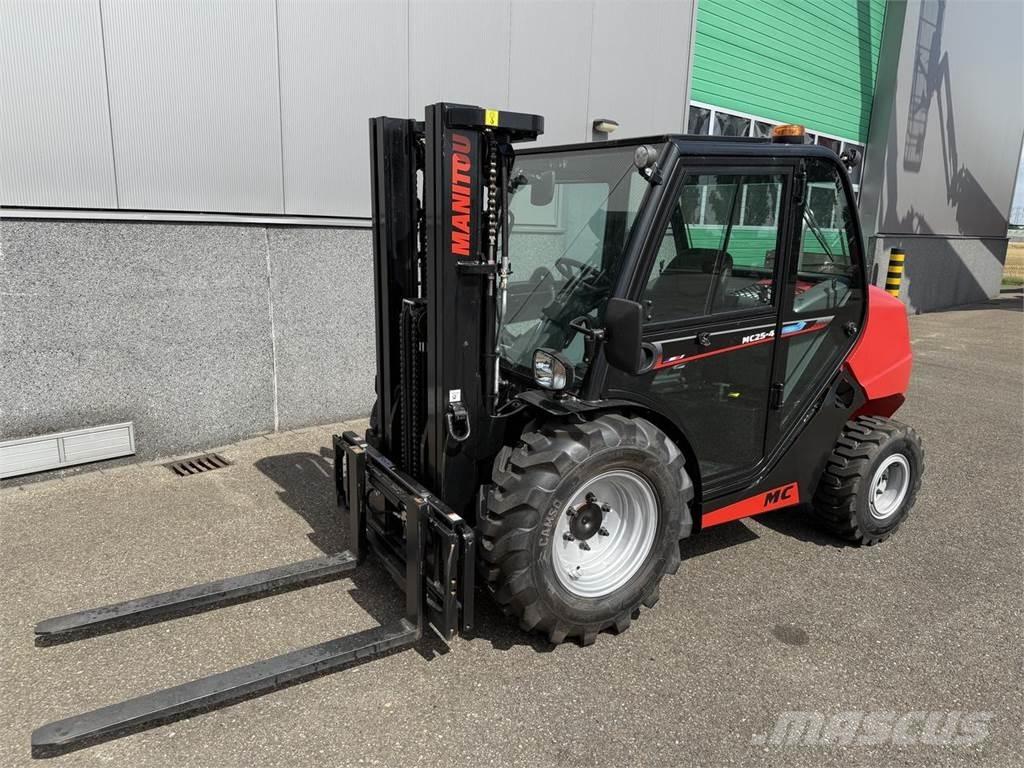 Manitou MC25-4 Montacargas todo terreno