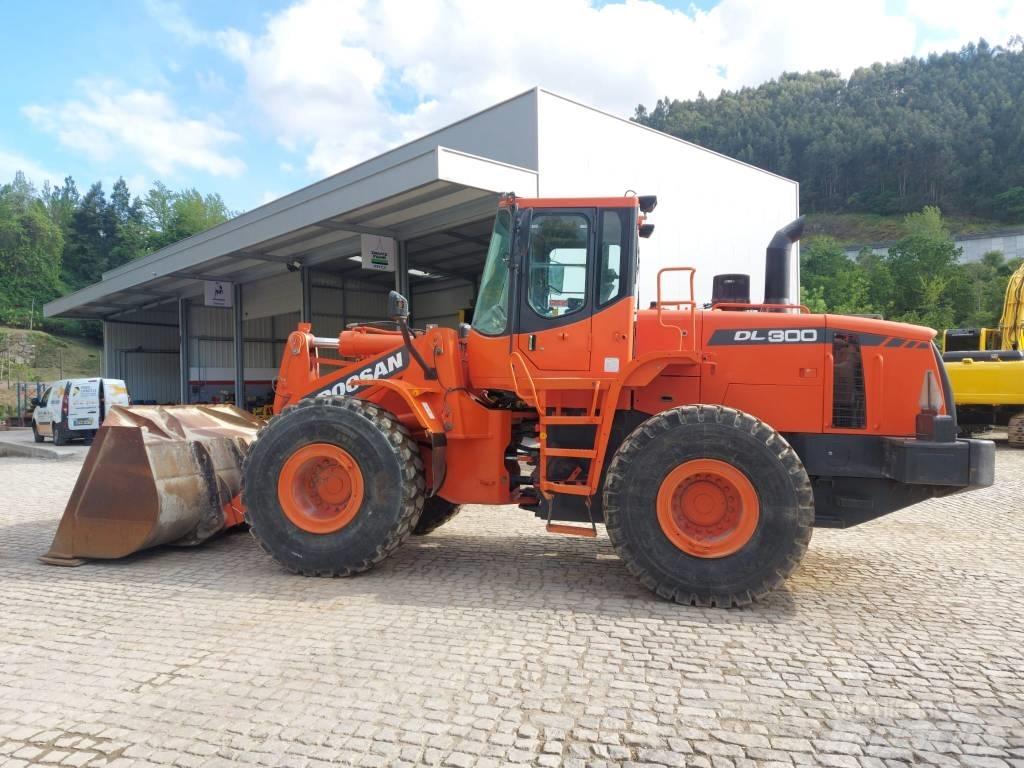 Doosan DL 300 Cargadoras sobre ruedas