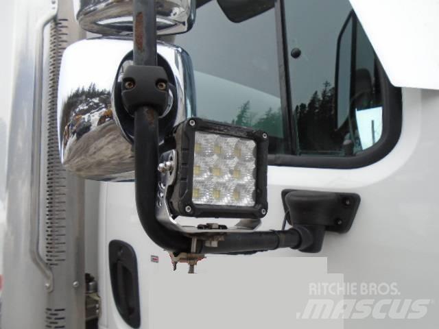 Freightliner M2 106 Camiones con caja de remolque