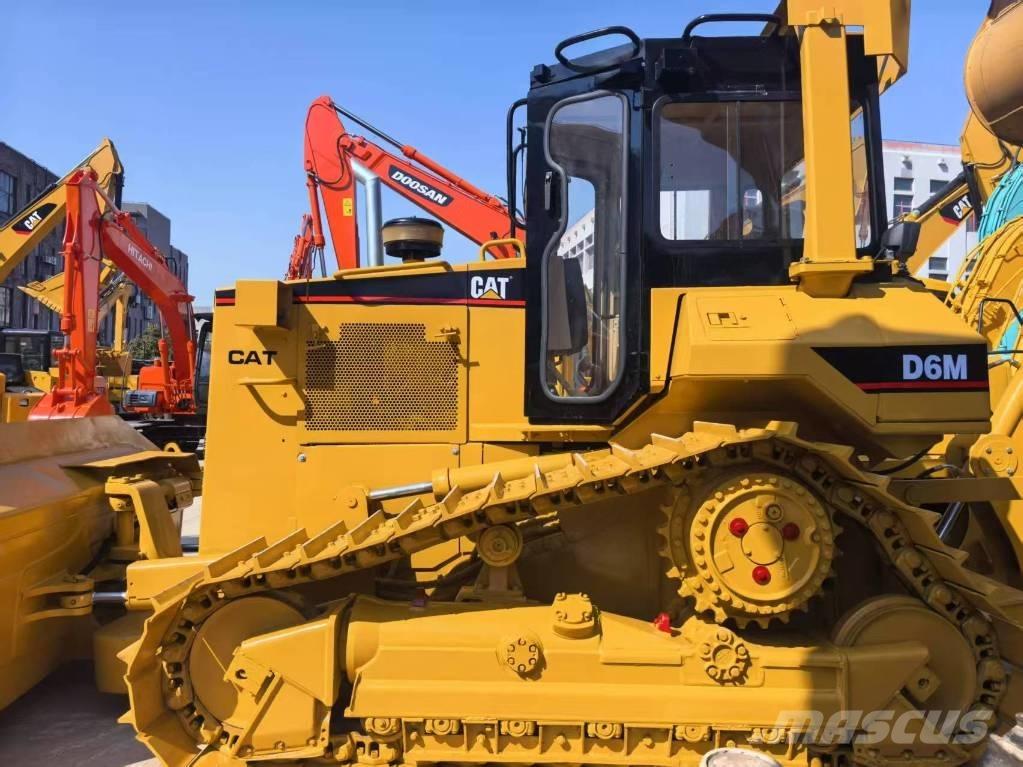 CAT D 6 M Buldozer sobre oruga