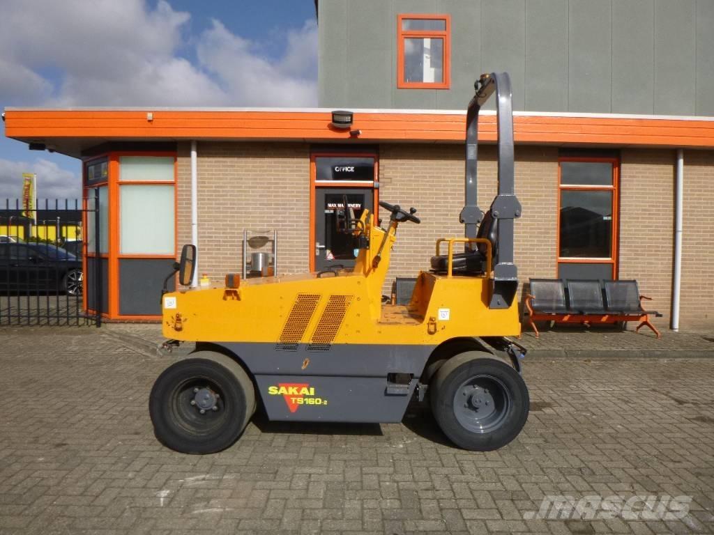 Sakai TS160-2 Rodillos sobre neumáticos