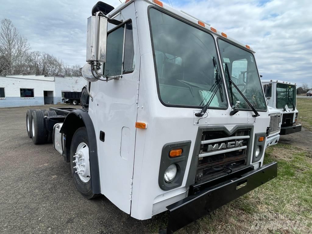 Mack LEU613 Camiones con chasís y cabina