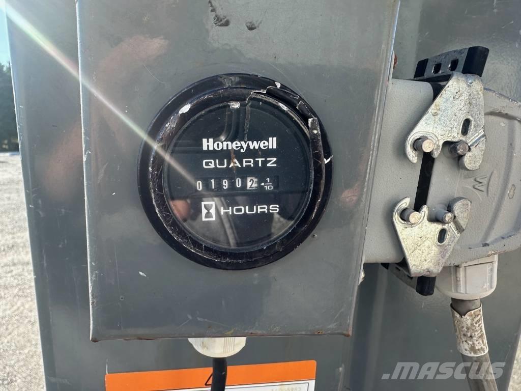 SkyJack SJ 16 Plataformas con jaula de elevación