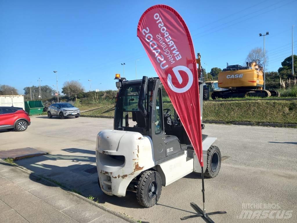 UniCarriers D32 Camiones diesel